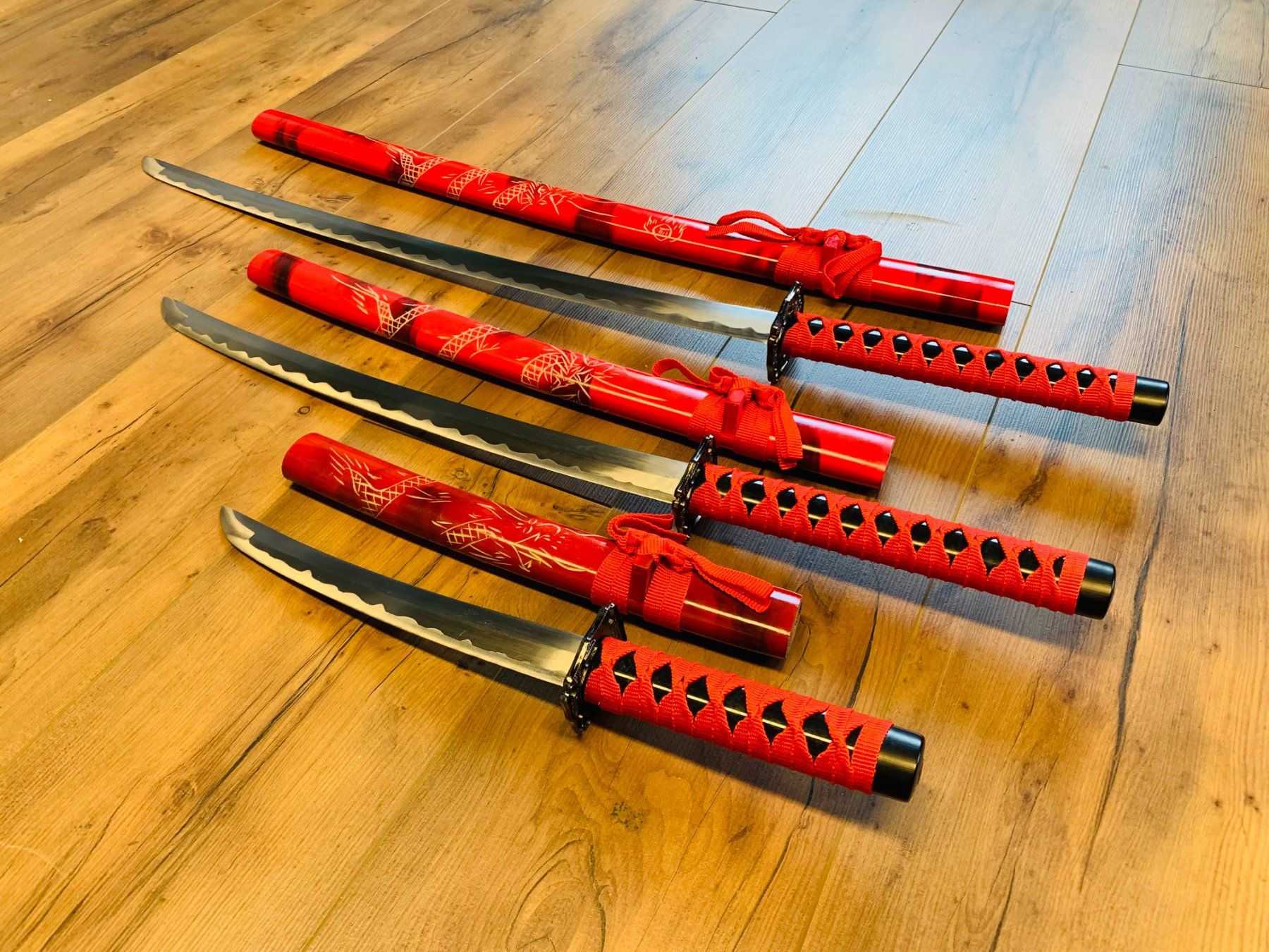 Internationale Kunst: 4 tlg Samurai Schwert Bundle 99cm RED NEU – Neu und originalverpackt aus Bergdietikon von shopAgent 4