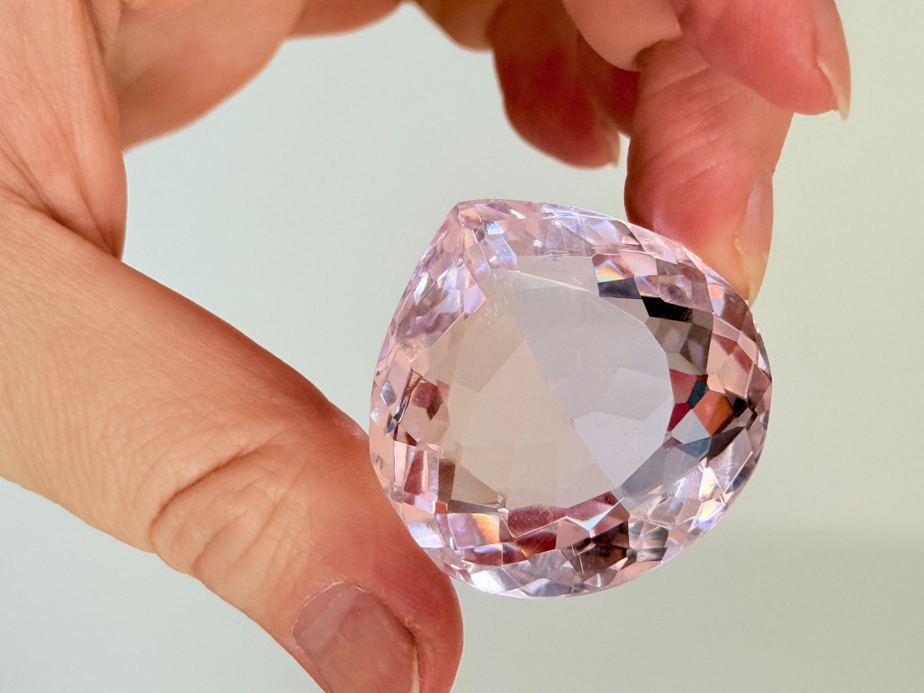 Minerali & Pietre curative: 150.00 Ct Pear Cut Certified – Nuovo e nell'imballaggio originale da Genève venduto da AWWA 5