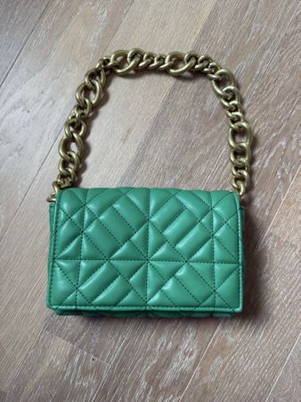 Zara Grüne Stepptasche mit goldener Kette