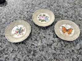 3 Zinn Teller 95% mit Frühlingsmotiven, Vögel, Schmetterling