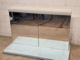 Edler Spiegelschrank mit Glastablaren, Marke Schneider