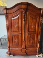 Edler Schrank mit hochwertigem Nussbaumfurnier