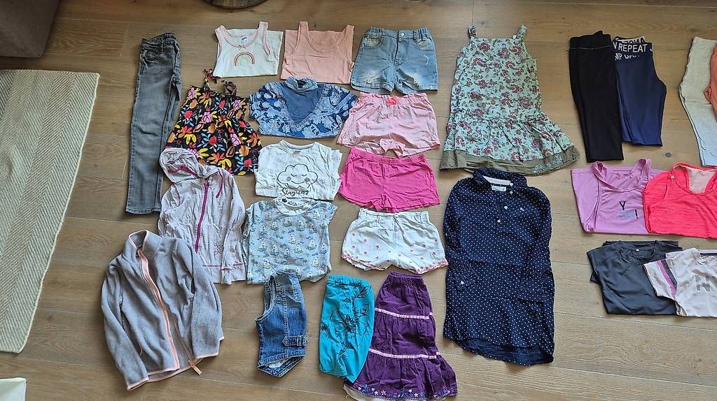 Lotti & Set di vestiti: Diverse Kleider Gr. 122/128 – Usato da Hagneck venduto da Excite3