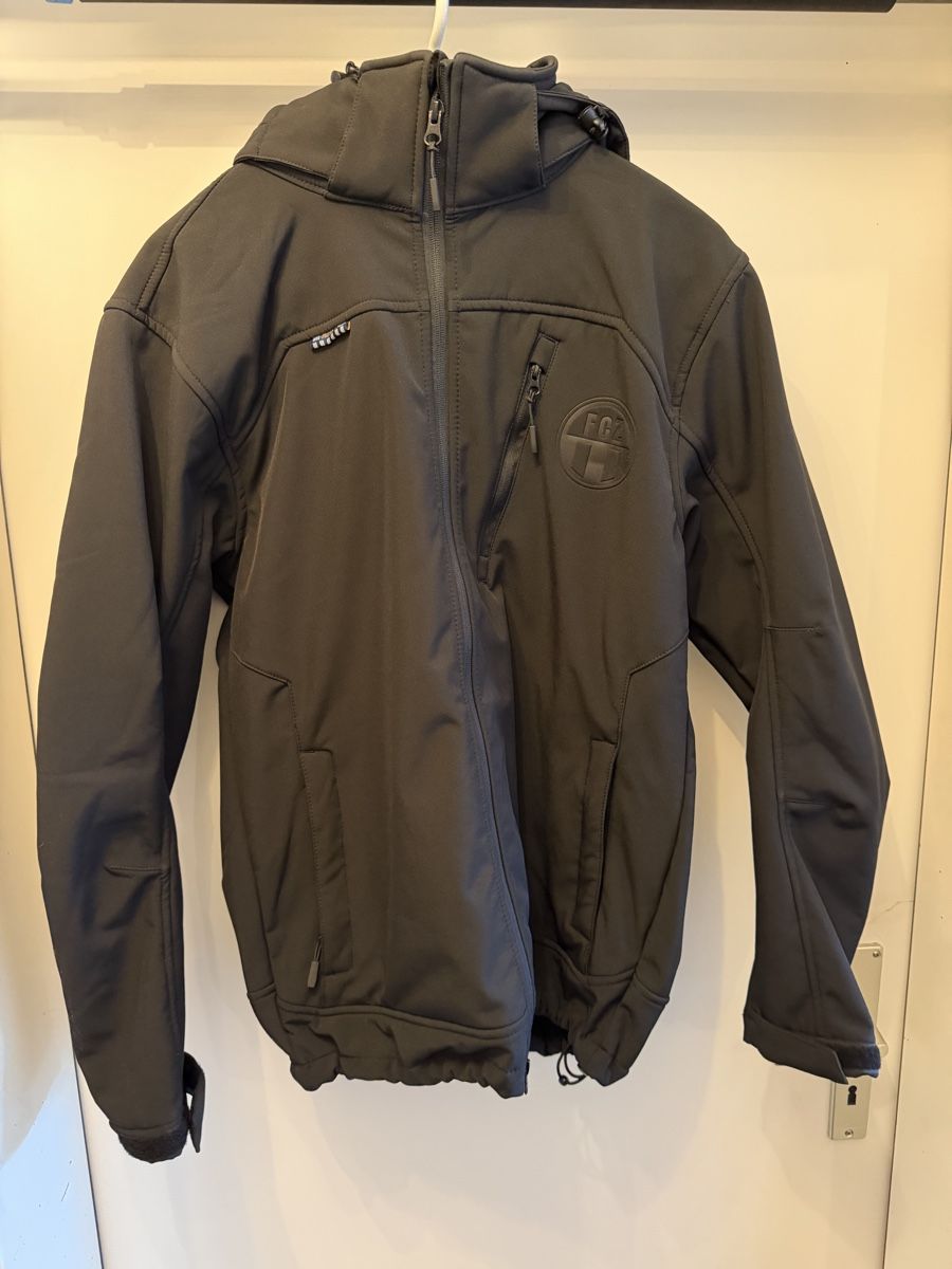 FCZ Giacche: FCZ Softshell Jacke  – Nuovo (secondo la descrizione) da Wetzikon ZH venduto da Alioc66