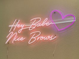 Neon Schild „Hey Babe Nice Brows“