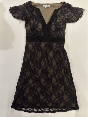 Robe en dentelle noire, manches courtes, état d’occasion