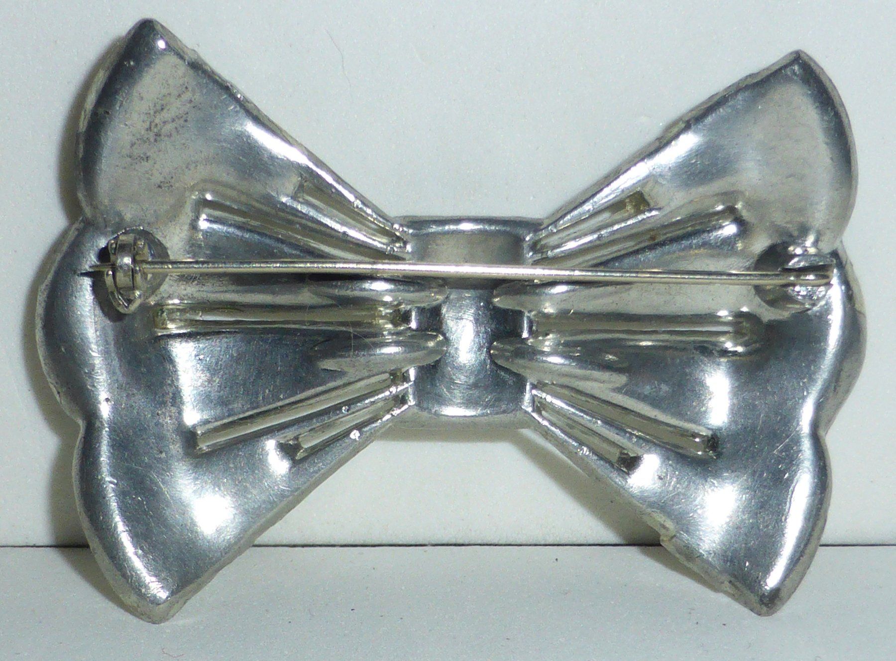 Spille & Fermagli: Hübsche Art Deco Brosche, 1930, in Form einer Fliege – Usato da Sonceboz-Sombeval venduto da Artdecolove 4