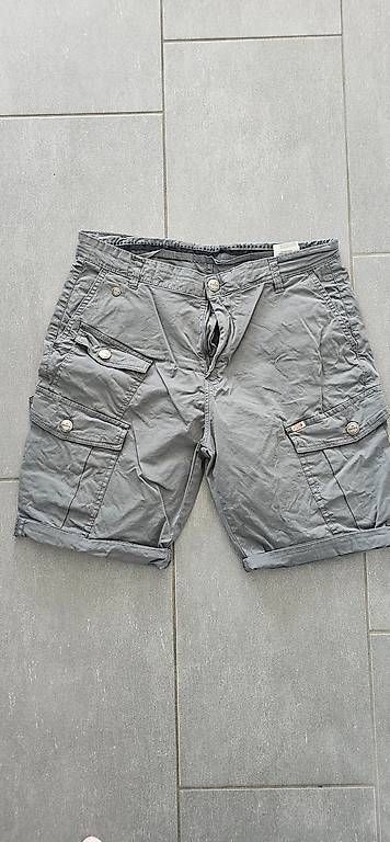 Pantaloni: kurze graue Hose in Grösse 34 – Usato da Gipf-Oberfrick venduto da Stefania02-91
