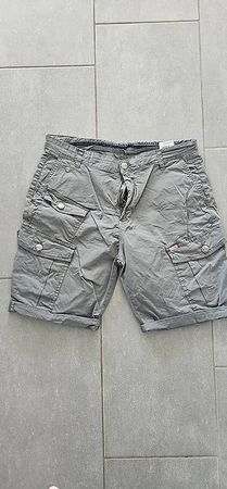kurze graue Hose in Grösse 34