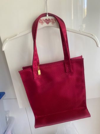 YSL , rote Tasche von Yves Saint Laurent Parfum