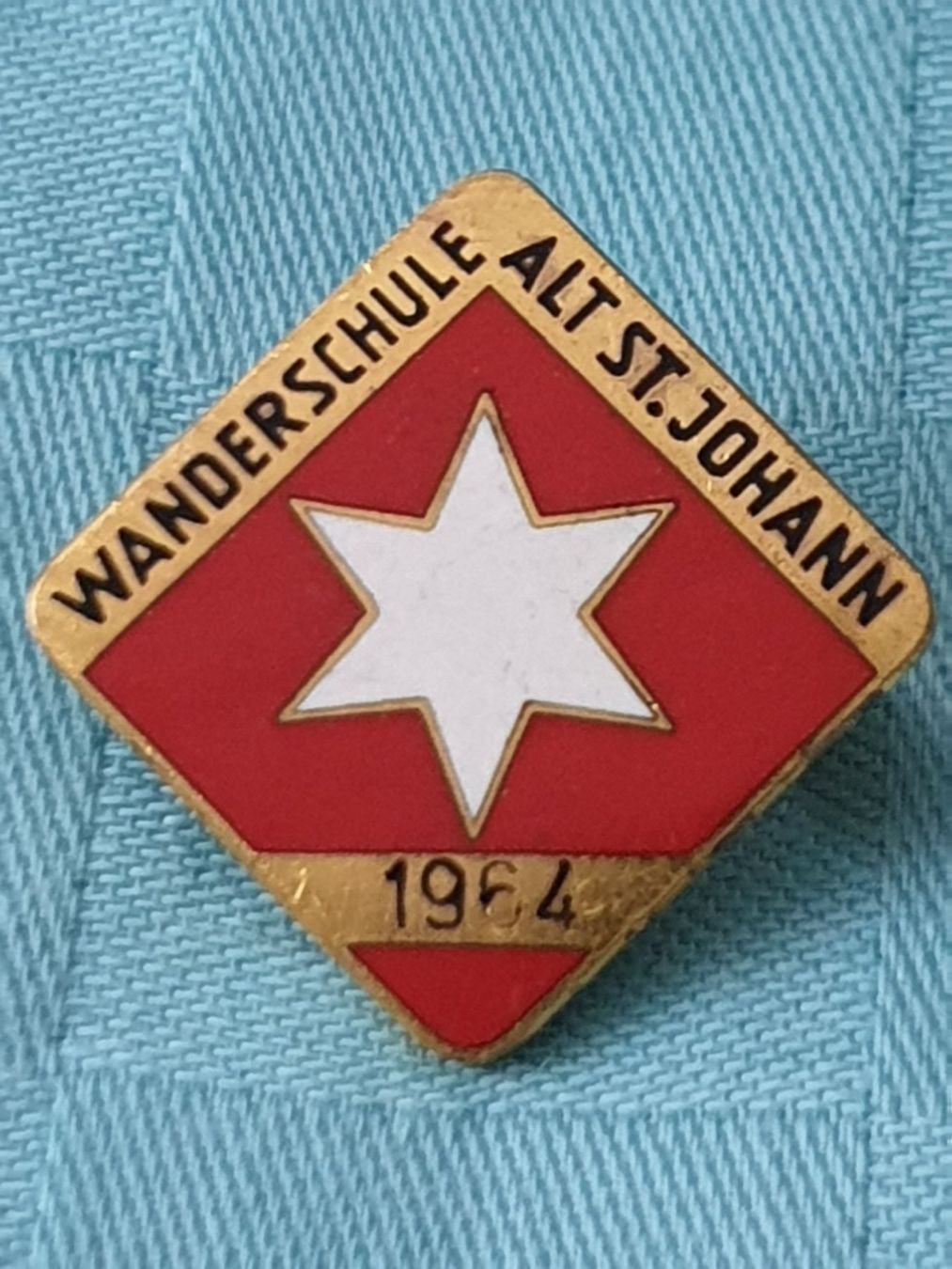 Spille & Fermagli: WANDERSCHULE ALT ST.JOHANN 1964 altes emailliertes Abzeichen – Usato da Mörschwil venduto da spirspi