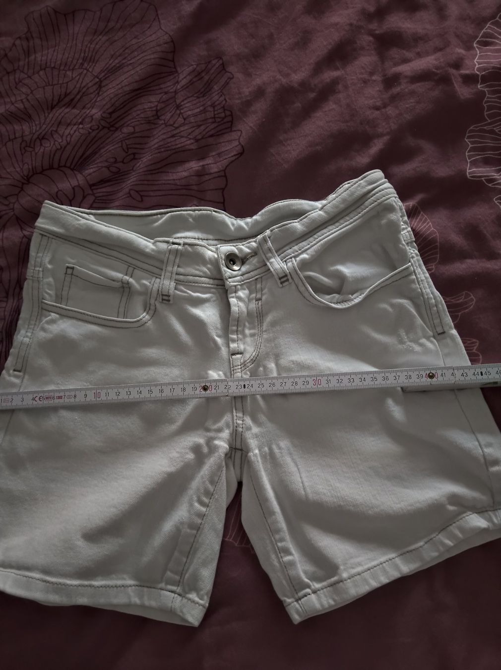 Pantaloni: jeans- Shorts – Usato da Salenstein venduto da Silly...0 2