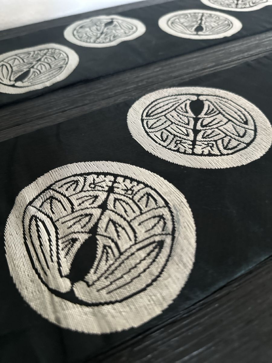Tutte le decorazioni: Vintage Japanese Obi | Silver Kamon – Usato da Zürich venduto da Curated.Chapters 5