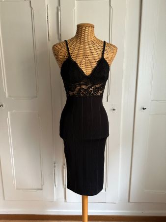 MISSGUIDED - Kleid schwarz mit Spitze 34