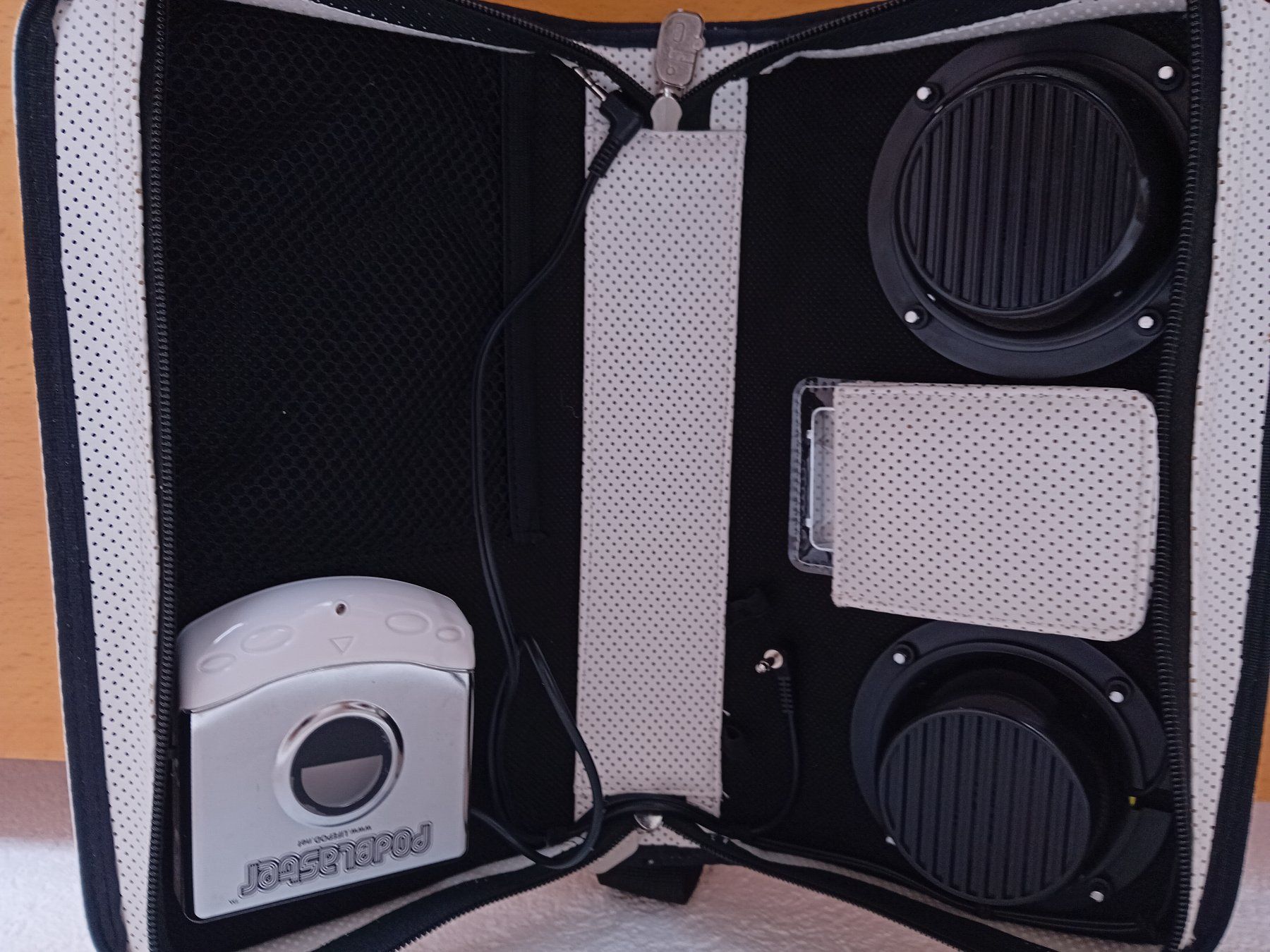 Lautsprecher: PodBlaster Stereo Travel Speakers And Storage Case – Gebraucht aus Fribourg von Werkt 4