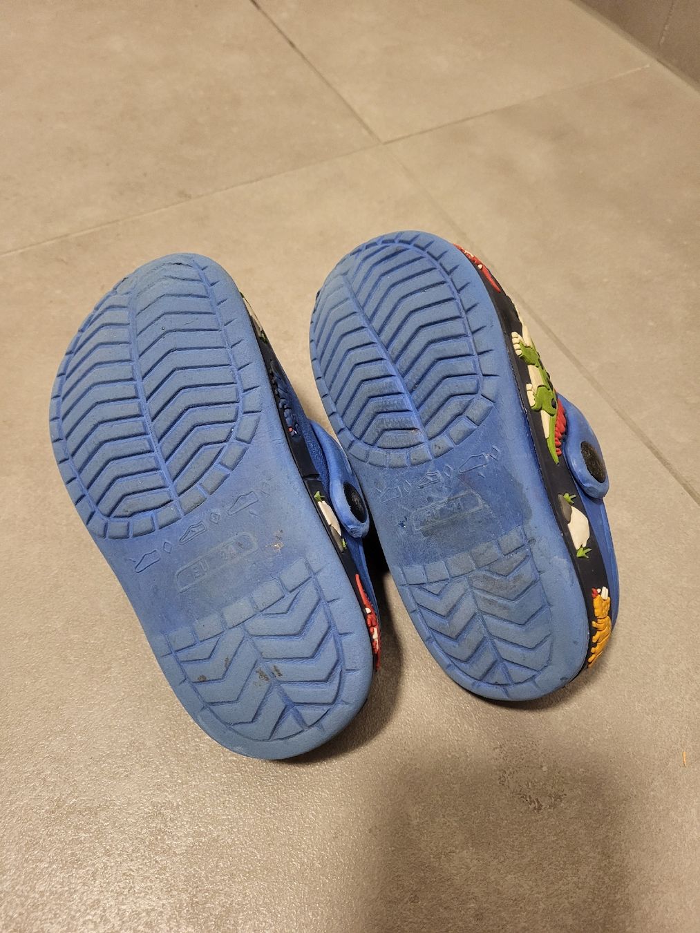 Scarpe per ragazzi: Kinder Clogs, Grösse 24, mit Dinos – Usato da Biel/Bienne venduto da Aare5 2
