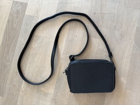 Kleine „leder“ handtasche zum umhängen schwarz