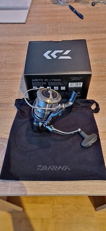 Daiwa Tamburi & Mulinelli: Neu Daiwa airity PC LT 3000 – Nuovo e nell'imballaggio originale da Alpnach Dorf venduto da Maksim777