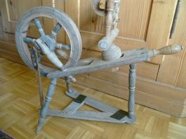 Uraltes Spinnrad als Dekoration