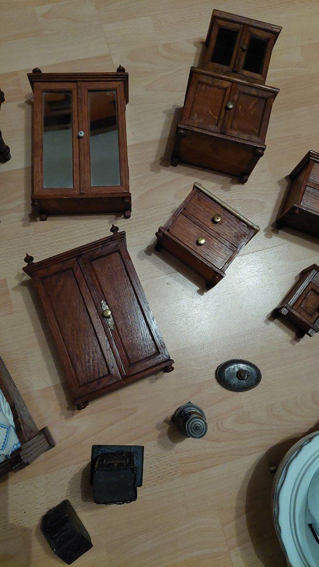 Case e mobili per bambole: Wunderschöne alte Puppenstubenmöbel aus Holz – Usato da Zufikon venduto da brocki5621 2