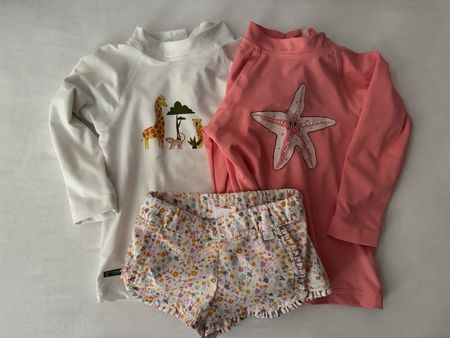2x Anti UV T-Shirt mit langen ärmen für Baby + kurze Hosen