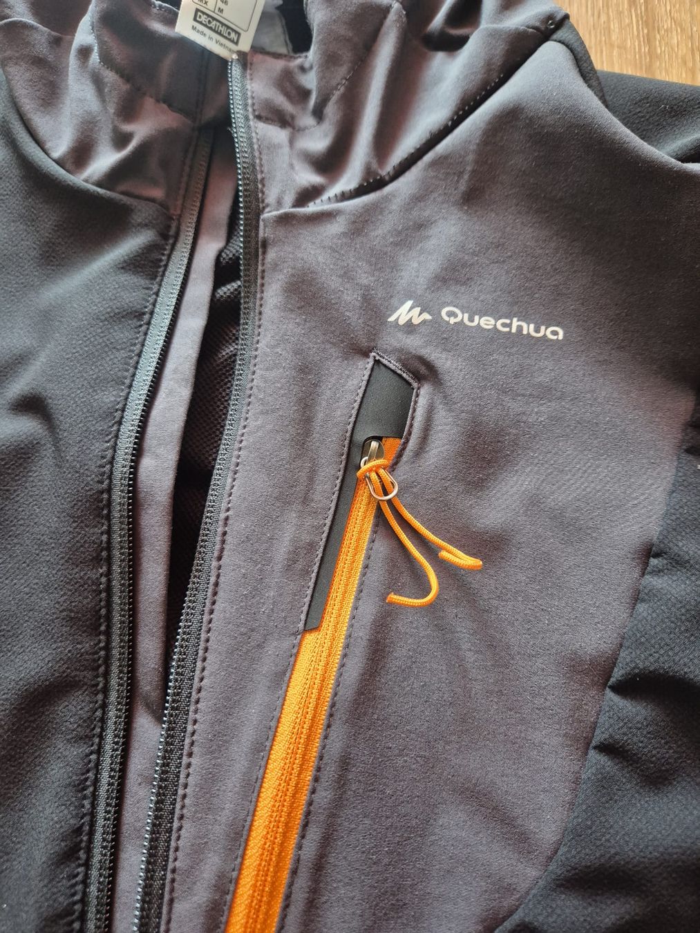 Jacken: Quechua Hooded Softshell Jacket Men's Size S Dark Grey Used – Gebraucht aus Zürich von sha_rxc8 2