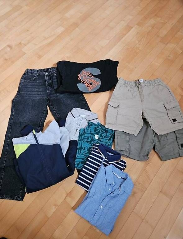 Lotti & Set di vestiti: Kleiderset 11-13J – Usato da Uzwil venduto da Taiwan0