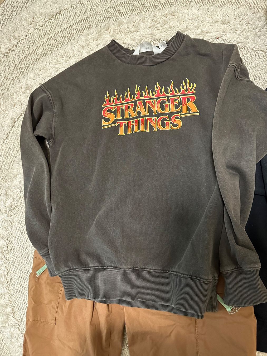 Kleiderpakete & -sets: Hose, Pulli-Stranger Things H&M Kinderkleidung 8-10 J – Gebraucht aus Basel von iulia_haul 7
