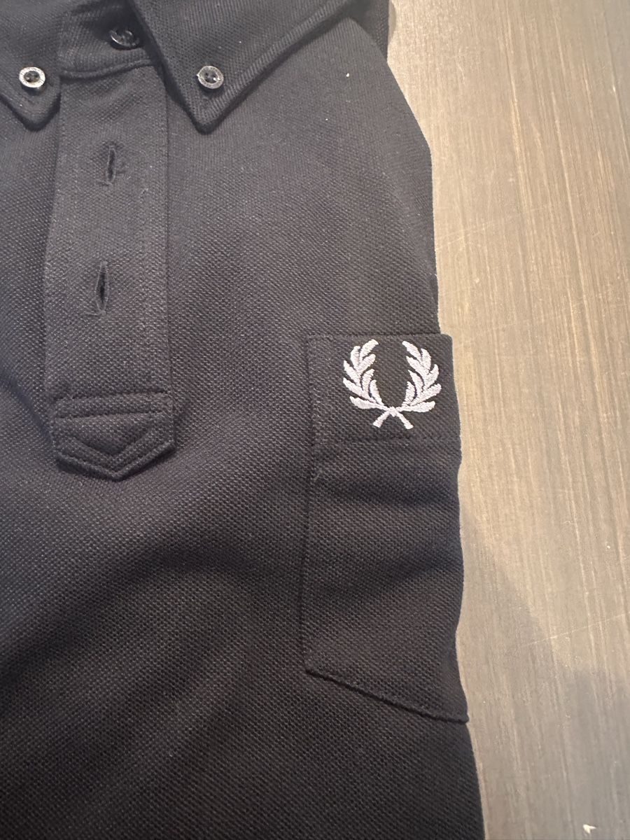 Fred Perry Magliette Polo: Fred Perry Poloshirt schwarz – Nuovo e nell'imballaggio originale da Olten venduto da threebumblebee 1
