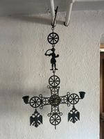 Alter Hängeleuchter aus Metall mit Figuren und Adlermotiven
