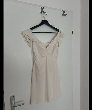 Kleid beige Grösse S/M mit Rüschen / neuwertig