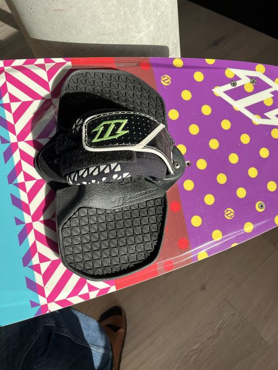 North Soleil 128/37.5 Kitesurf Board mit Bindung und  Griff 6