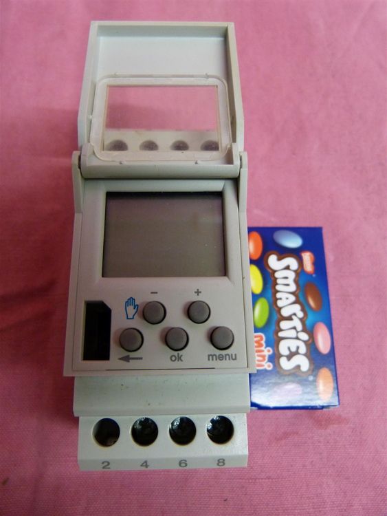 Hager Schaltuhr EHN110 - Elektromechanische Zeitschaltuhr Schwarz