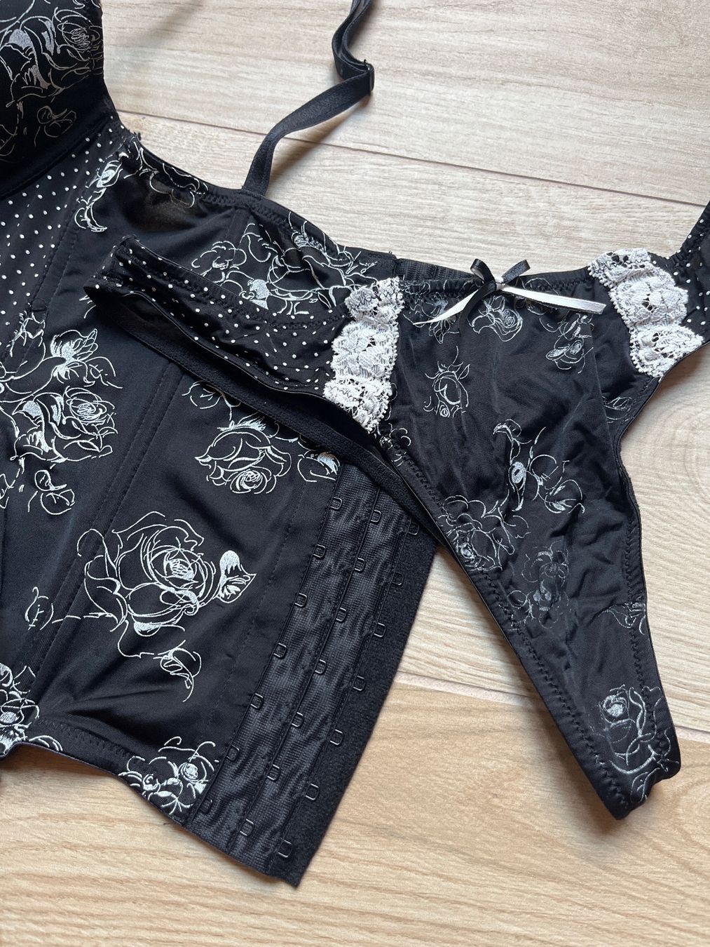 Altra biancheria intima: Korsett mit Strumpfhaltern & String schwarz-weiss Blumen, S – Usato da Lugano venduto da sweetyd84 1