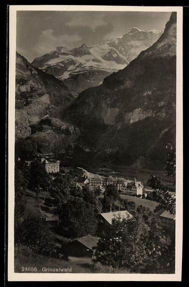 Cartes postales: Grindelwald, Dorfansicht im Bergtal mit  – D'occasion à Berlin par bartko-reher