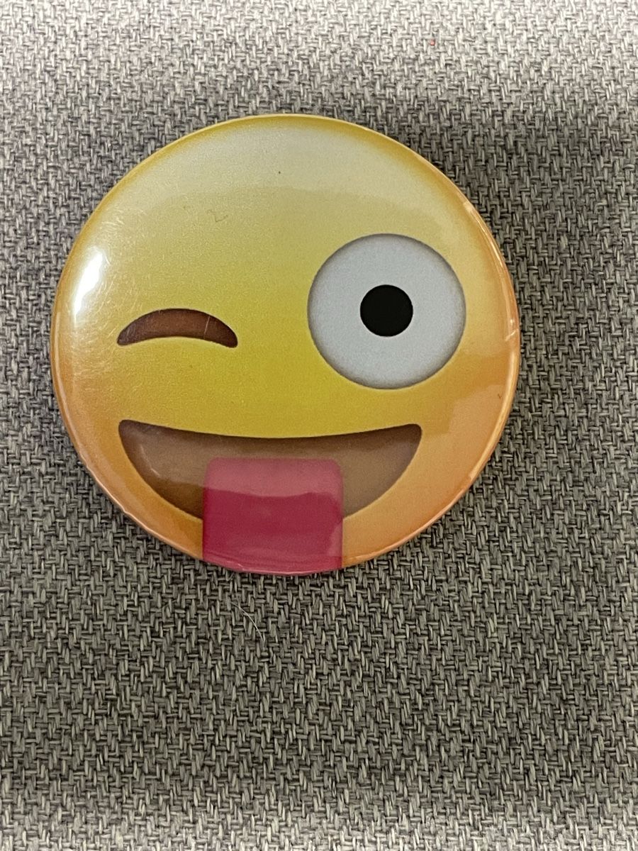Spille & Fermagli: Happy Emoji Anstecknadel – Nuovo (secondo la descrizione) da Lenk im Simmental venduto da banane50626