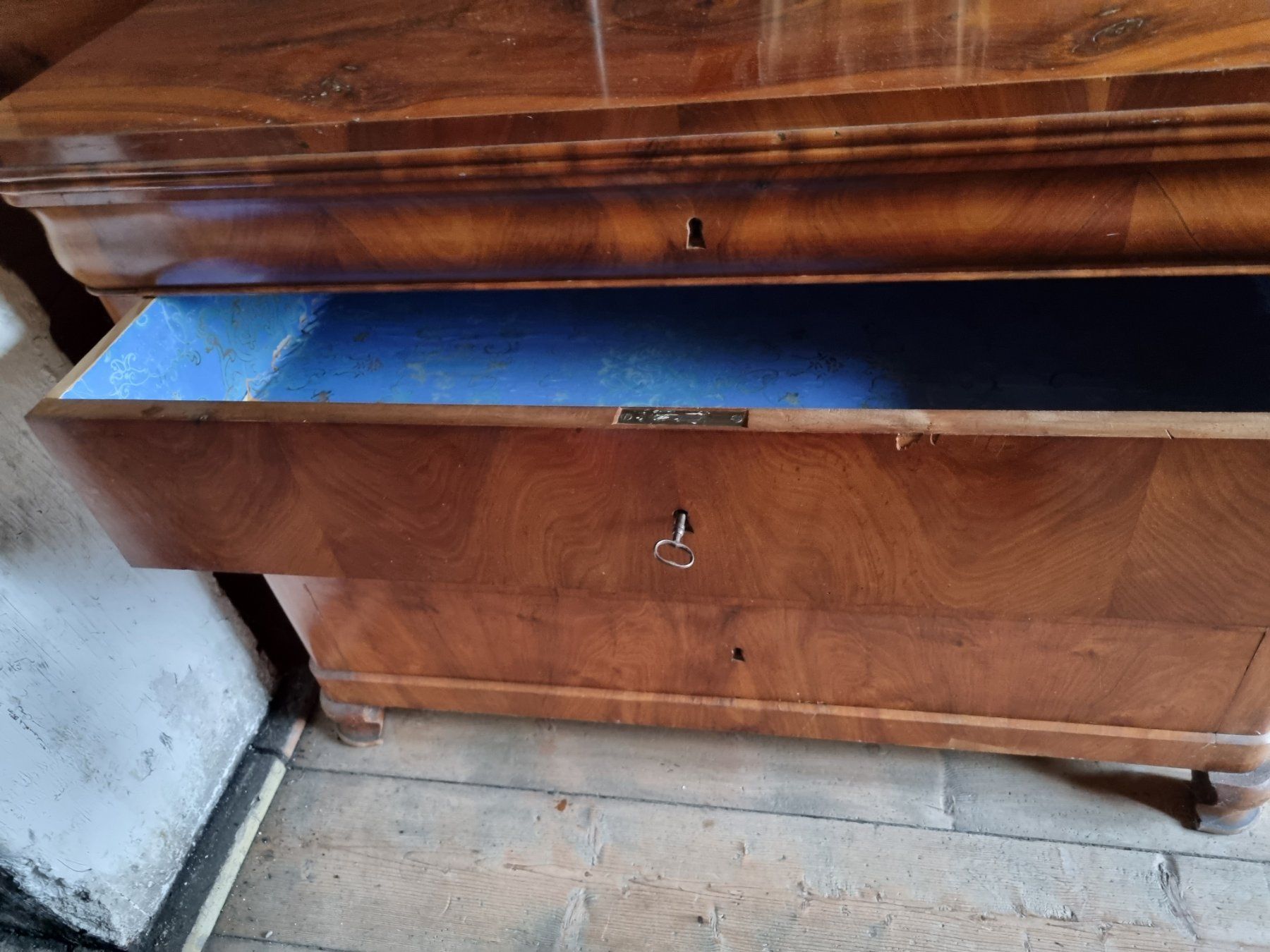 Cassettiere: Wunderbar furnierte alte Kommode – Usato da Herisau venduto da Kereanna 7