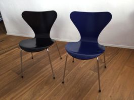 2 Fritz Hansen Stühle Serie 7 schwarz blau gebraucht.
