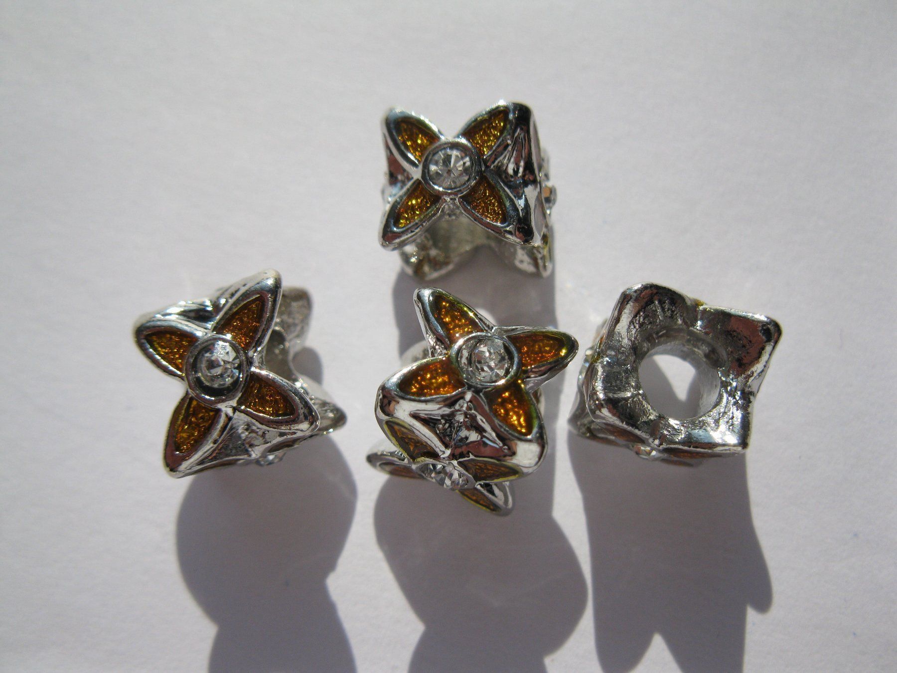 Perle (finte): 2 Grosslochperlen, Beads, Blume gelb mit Strass – Nuovo e nell'imballaggio originale da St. Margarethen TG venduto da LuanaKa