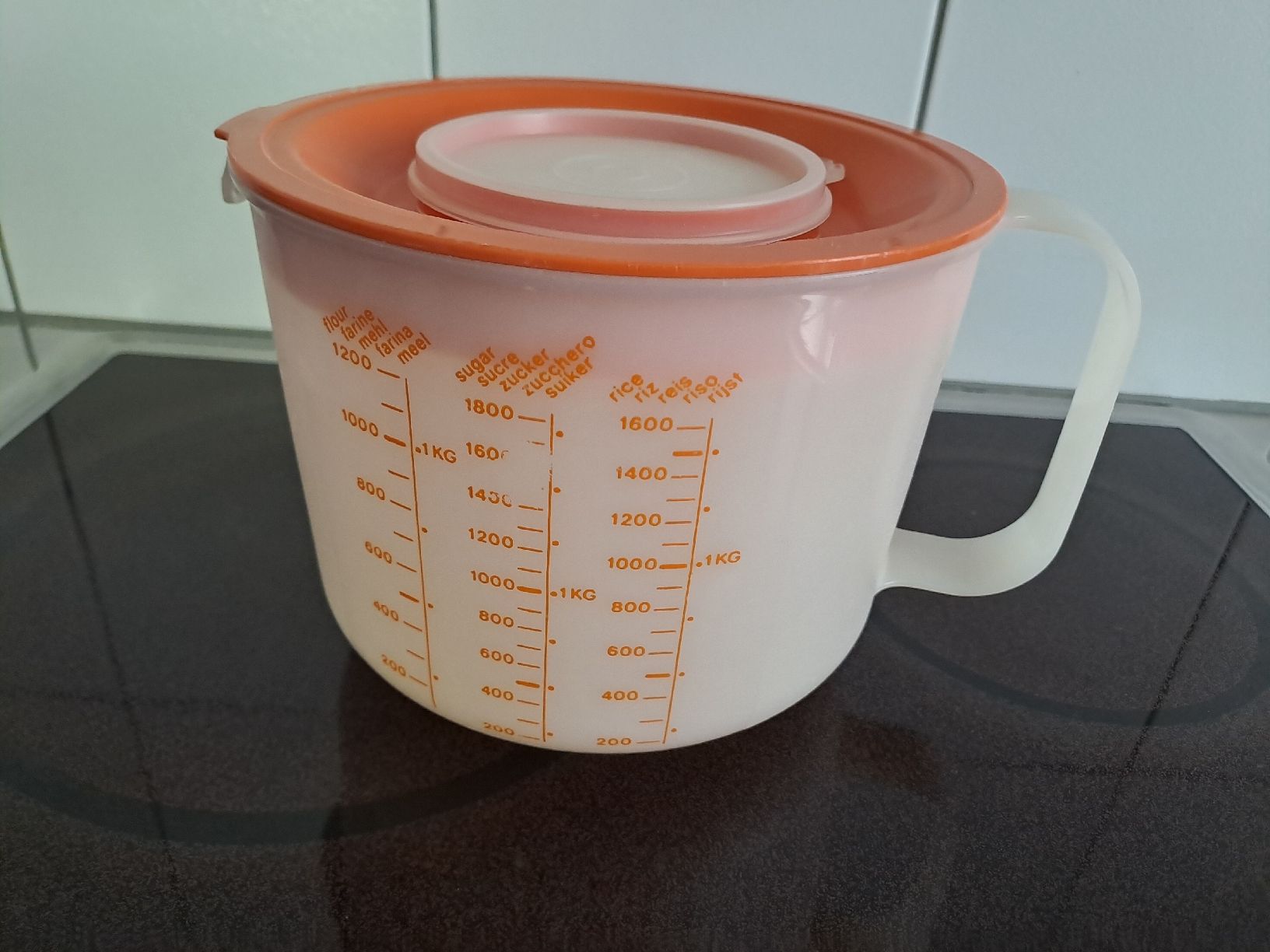 Tupperware Küchengeräte: Tupperware Messbecher 2L orange gut erhalten – Gebraucht aus Rickenbach LU von bishiida