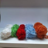 Zotteliges Acrylgarn zum Handarbeiten