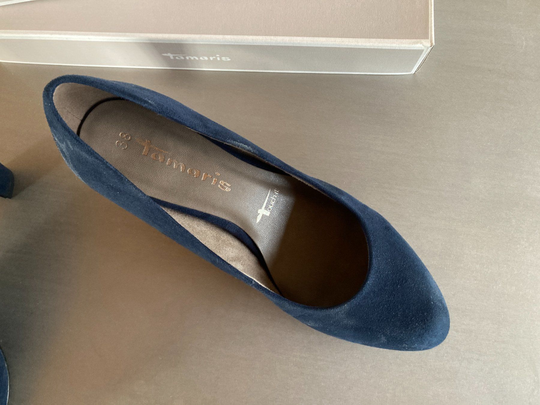 Scarpe da donna: Dunkelblaue Pumps, Wildlederimitat, Gr. 38 – Usato da Egolzwil venduto da hanspeter.roosli 1