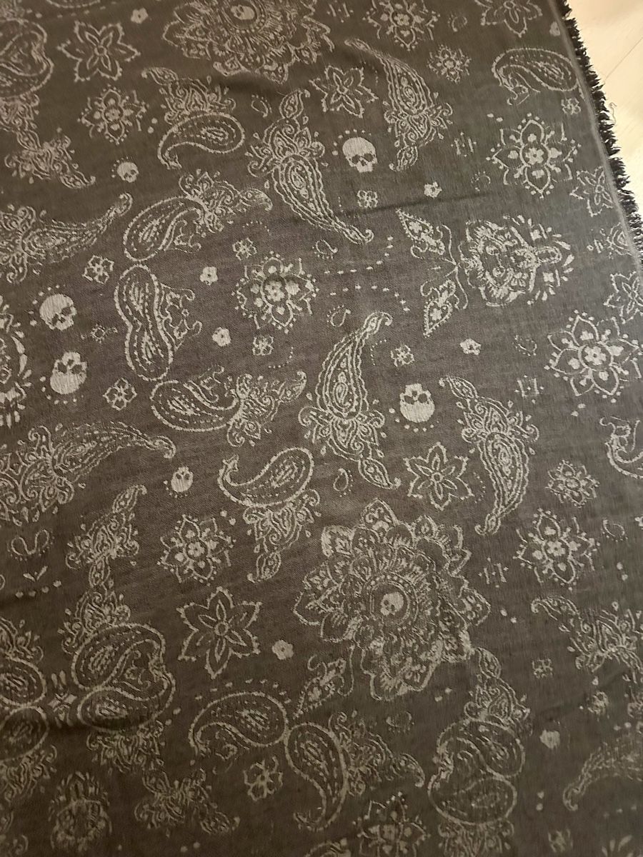 Kooples Foulard & Sciarpe: Châle The Kooples, crânes et fleurs, gris-noir – Nuovo (secondo la descrizione) da Monthey venduto da Ben1 1