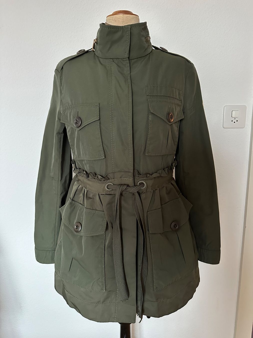 Moncler Jacken: Wunderschöne Moncler Jacke in kaki – Gebraucht aus Niederteufen von nana65