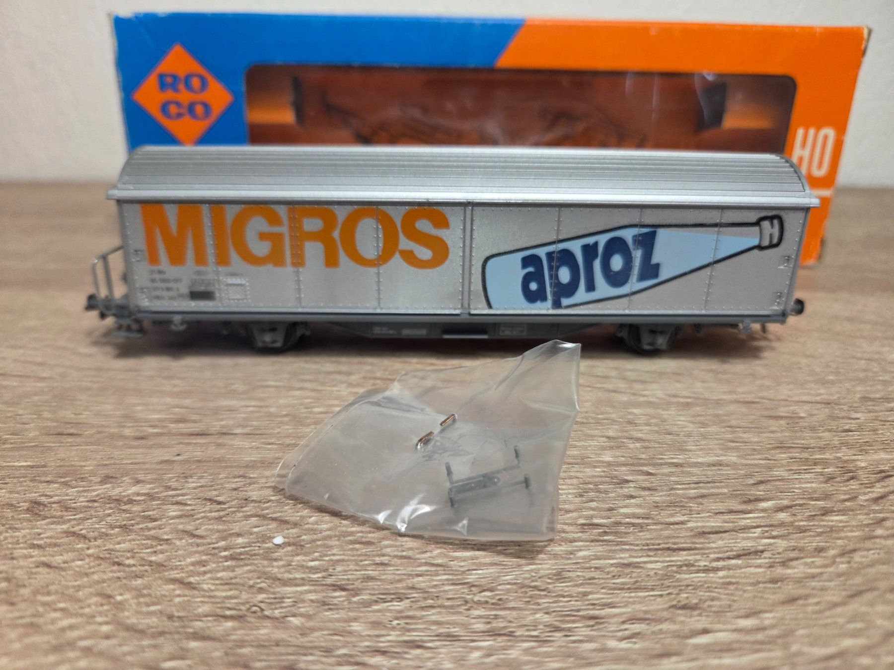 Roco Modellini di ferrovie: Roco 4340 B Güterwagen Migros SBB H0 – Usato da St-Aubin-Sauges venduto da Lo_Go 4