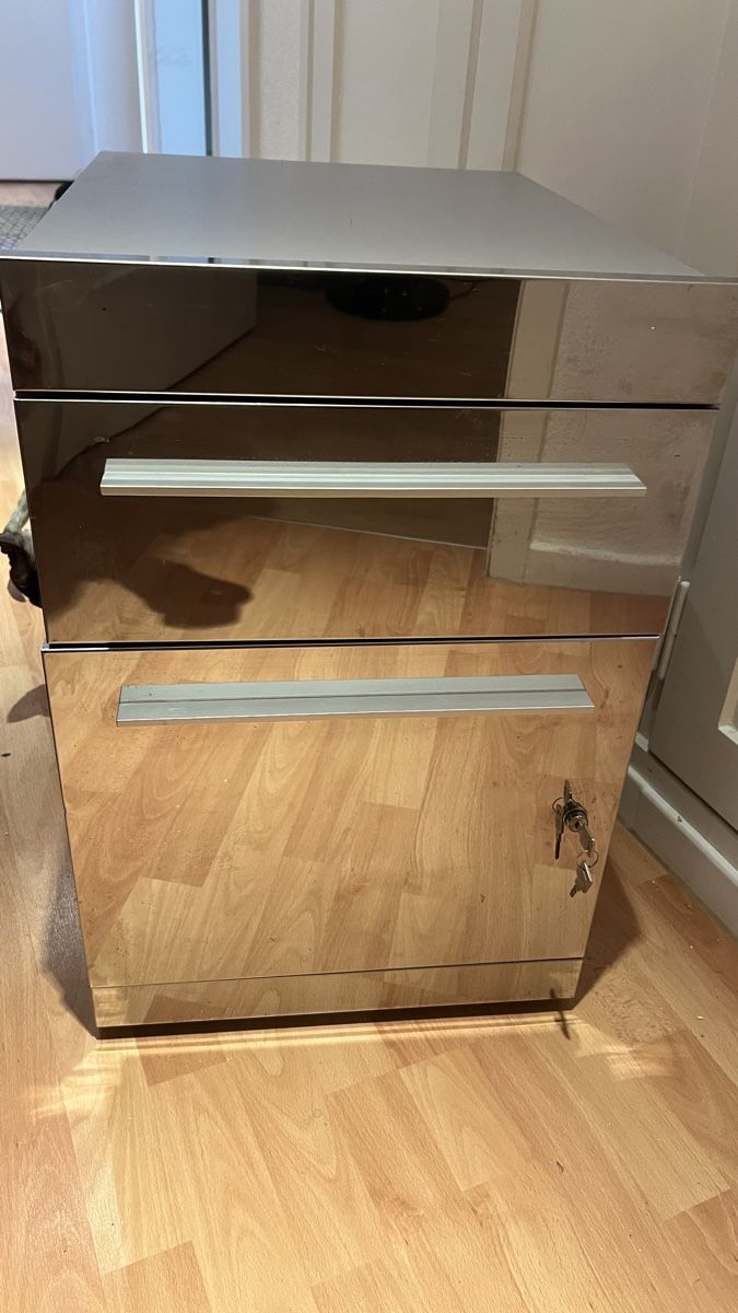 Eléments de bureau: Rollcontainer mit Spiegelfront – D'occasion à Zürich par Raudele