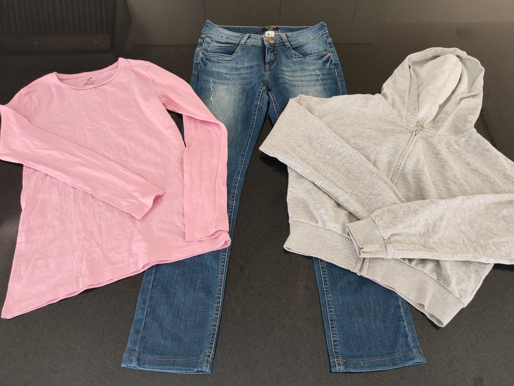 Lotti & Set di vestiti: Mädchen Jeanshose Sweatshirt und Kapuzenpullover 164 – Usato da Kriens venduto da rinzmann