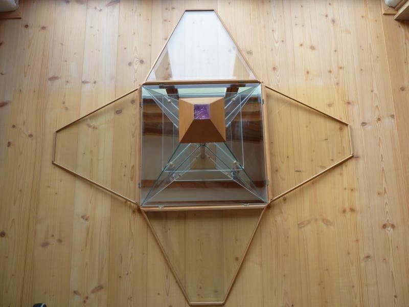 Vetrine: Vitrine in Pyramidenform mit Kristall Amethyst Spitze – Usato da Frauenfeld venduto da mwb_77c9 7