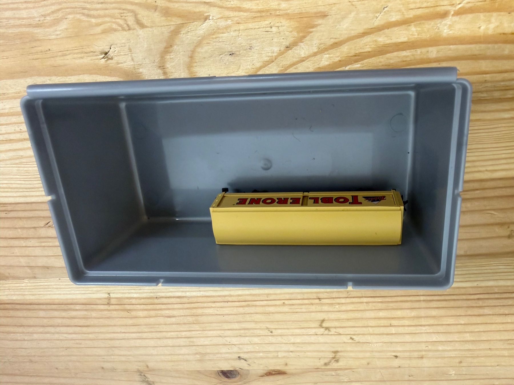 Fleischmann Modellini di ferrovie: Spur N Fleischmann Toblerone Schiebewandwagen – Usato da Büsserach venduto da ModellbahnDepot 6