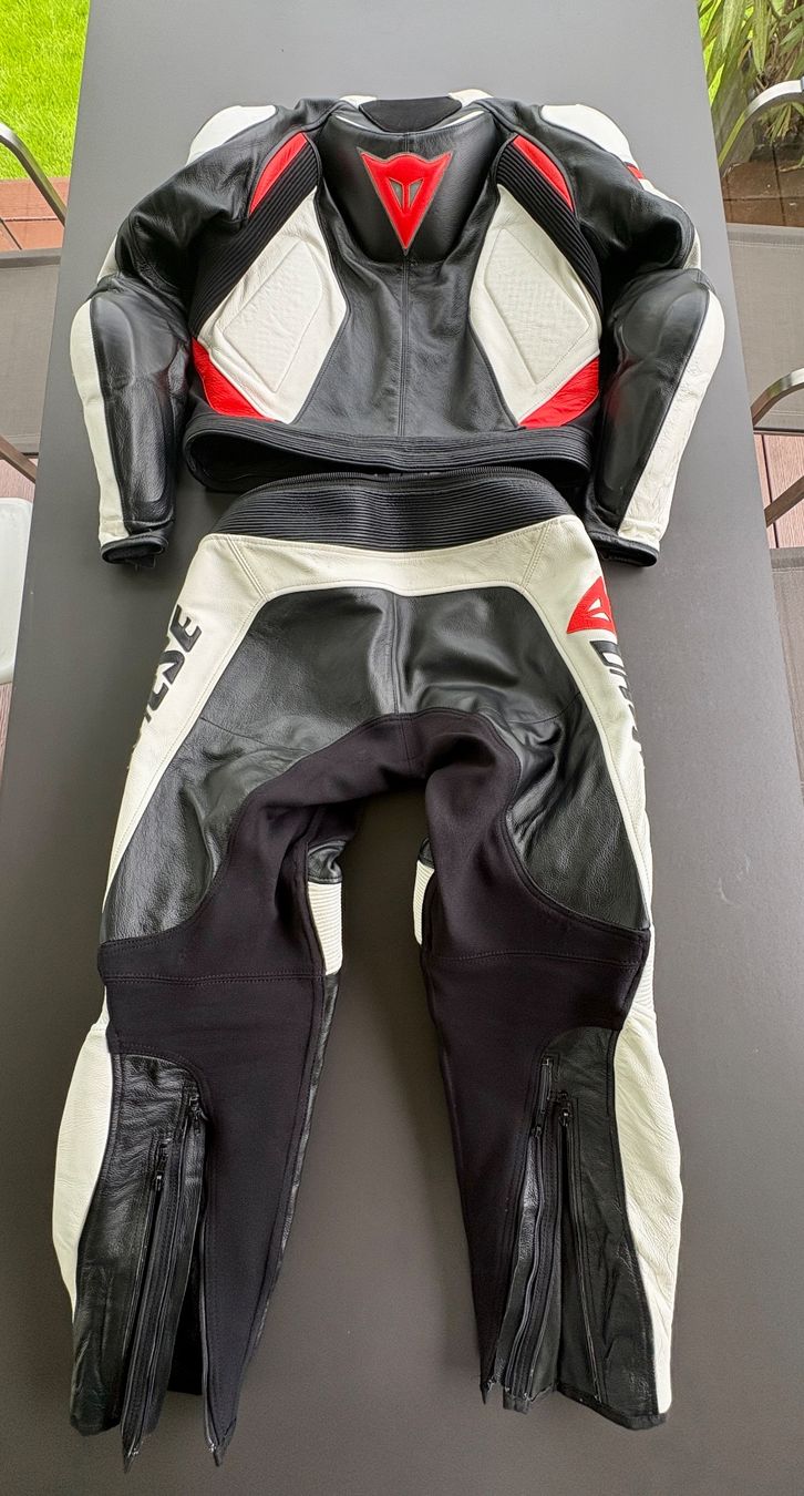 Completi: Dainese Avro D2 Lederkombi Gr. 52 – Usato da Frick venduto da Martaen 1